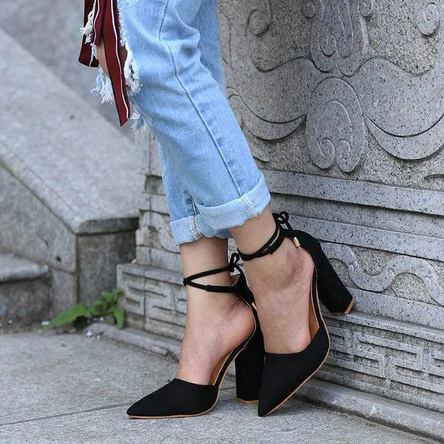 Pointed Retro High Pumps