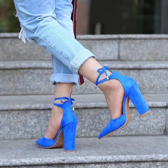 Pointed Retro High Pumps